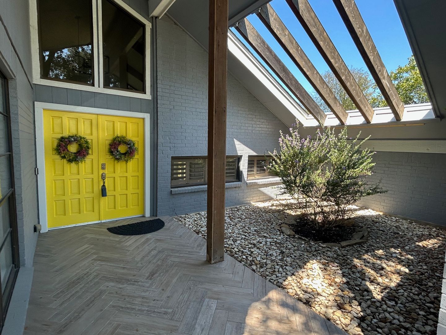 Waco House: 8325 Gatecrest