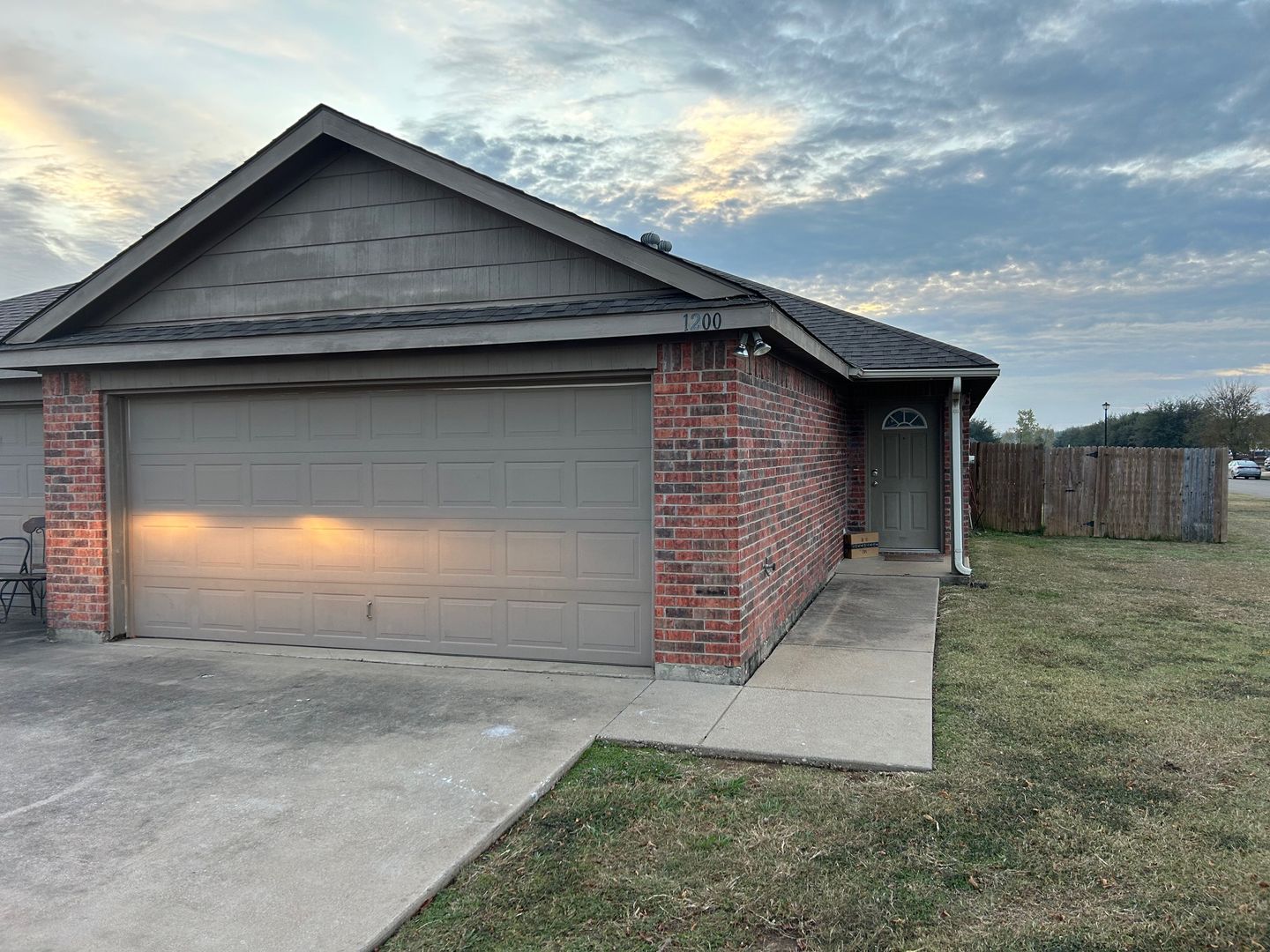 Mc Gregor Apartment: 1200-1202 Sironia Trail