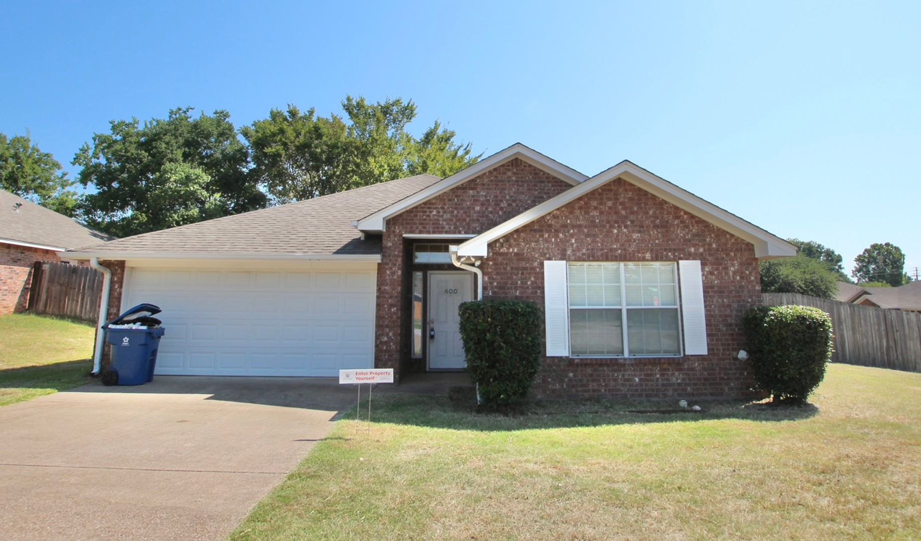 Whitehouse House: 400 Redbud Circle