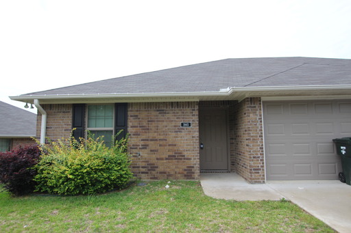 Coming Soon! Must see 3 Bedroom 2 Bath Duplex in Tyler! – photo 1