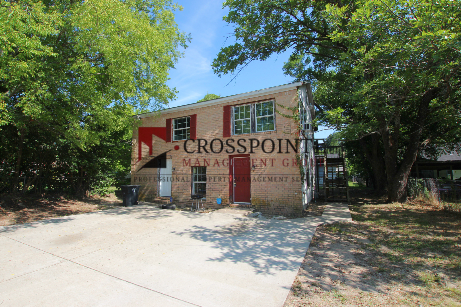 Tyler Apartment: 1st/2nd St Triplex