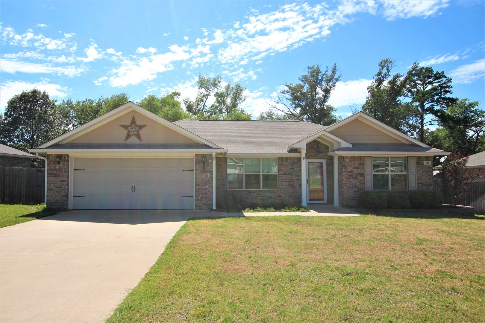 Lindale House: 203 Mission Crest Circle