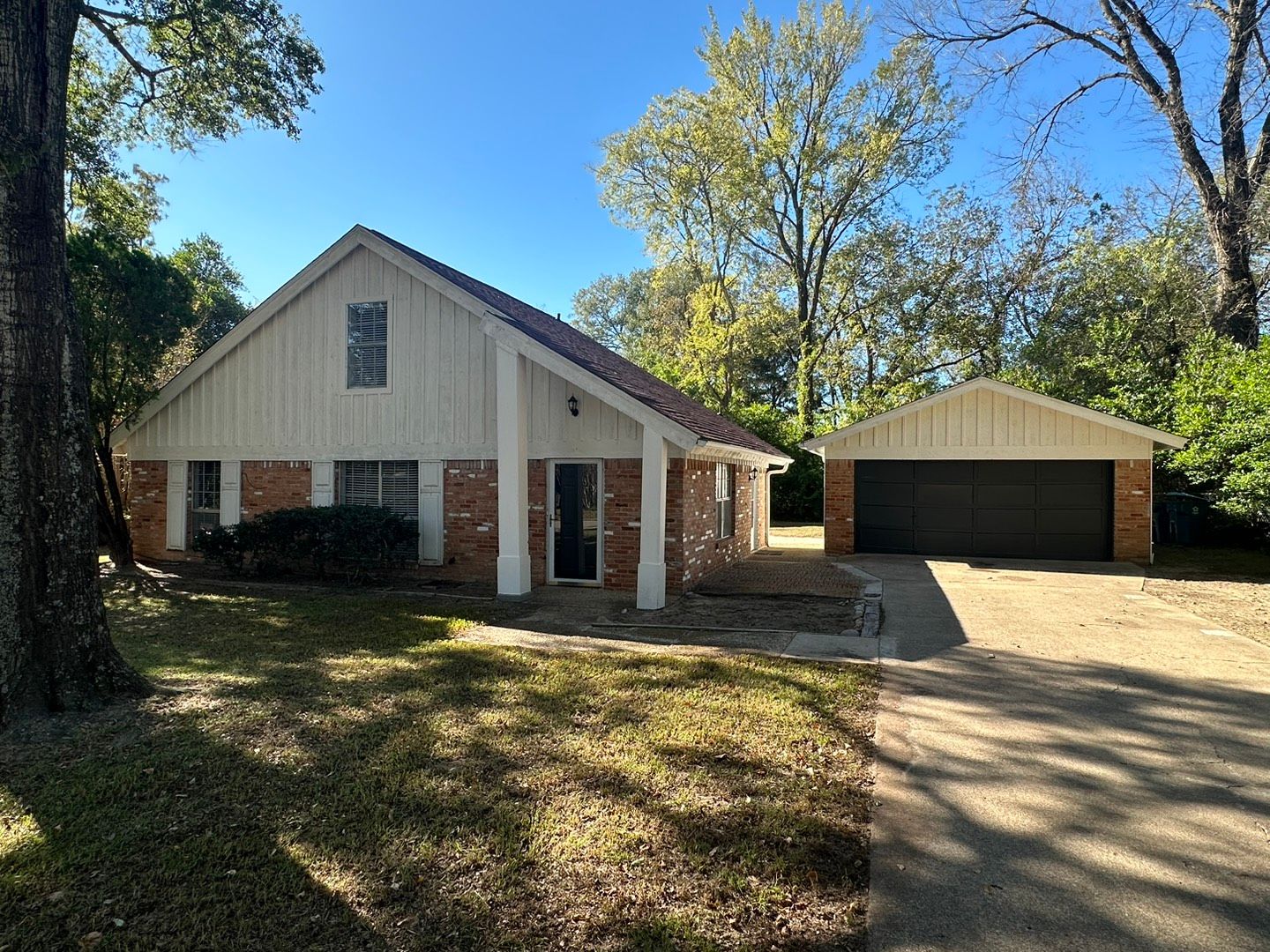 Whitehouse House: 100 Forest Creek