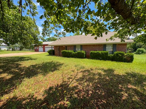 3 Bed 2 Bath on 2 Acres in Bullard!