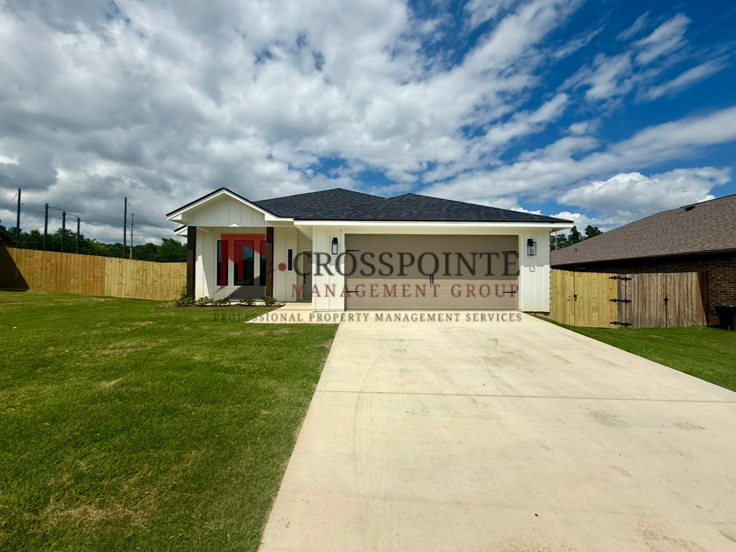 Lindale House: 17430 CROSSING CIR