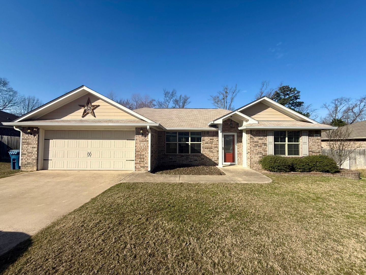 Lindale House: 203 Mission Crest Circle