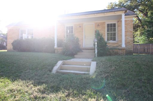 Lease Takeover Opportunity Available! Charming 2 Bedroom in Tyler! – photo 1