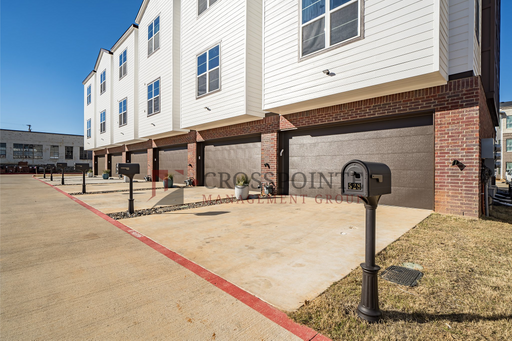 Luxury 3 bedroom, 3.5 Bath, 2 Car Garage Townhome- Fully Furnished! – photo 1