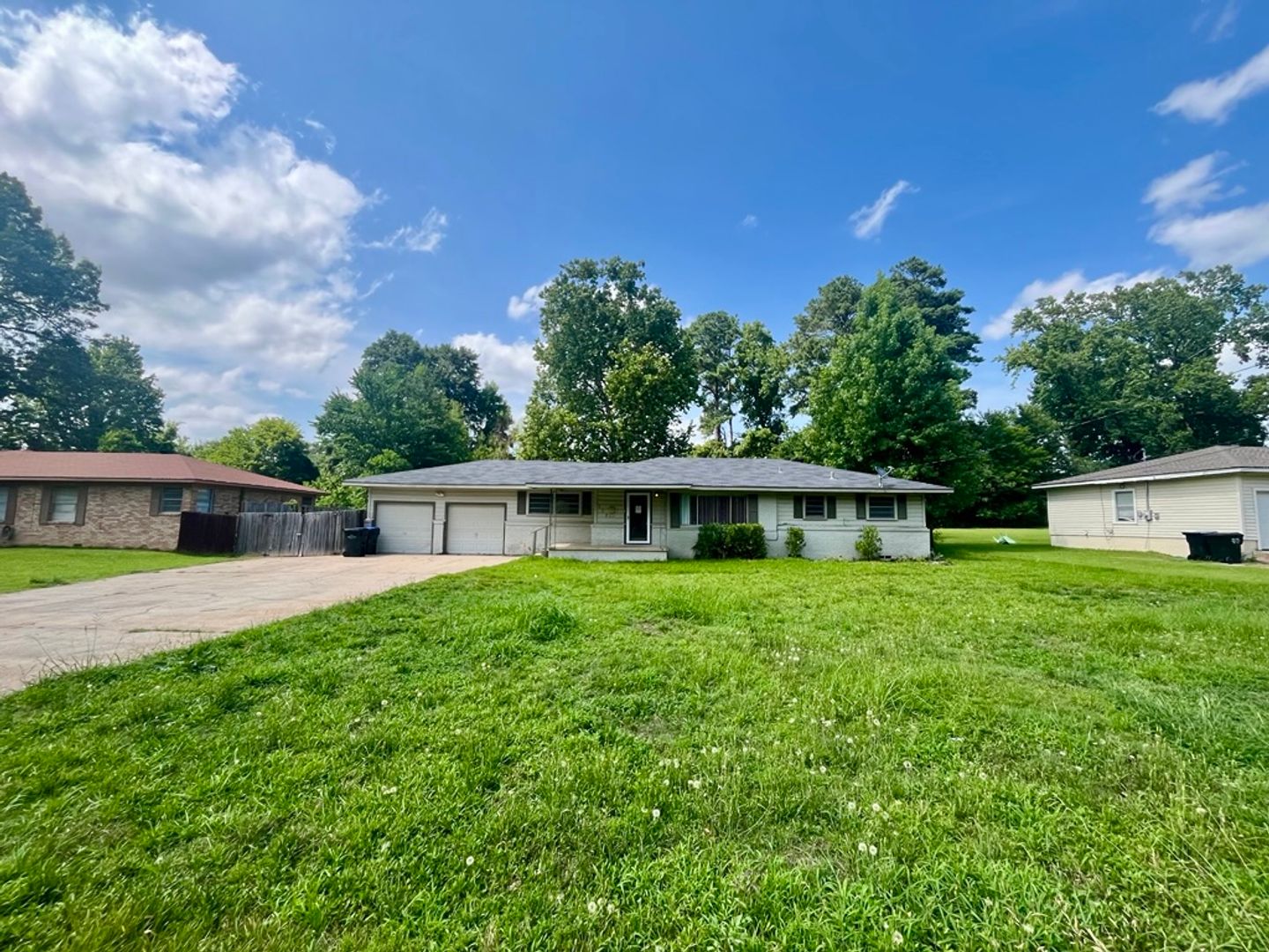Longview House: 117 E Hoyt Dr