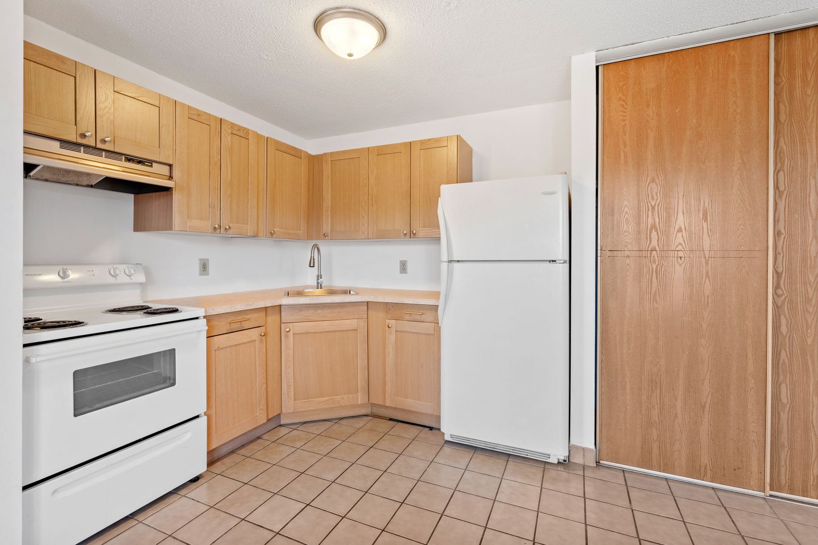 St Paul Apartment: 1053 Cromwell Ave