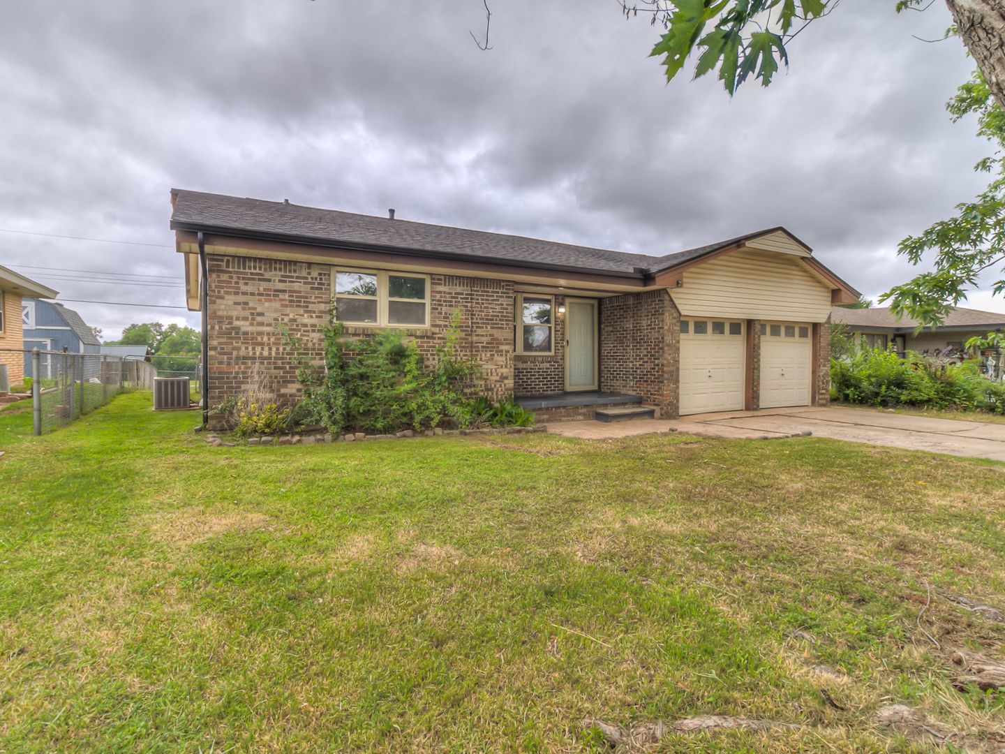 Yukon House: 2006 Ronald St