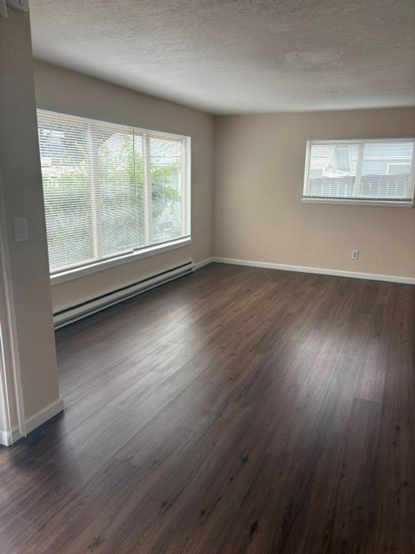 Burien Apartment: 222 SW 154th Street