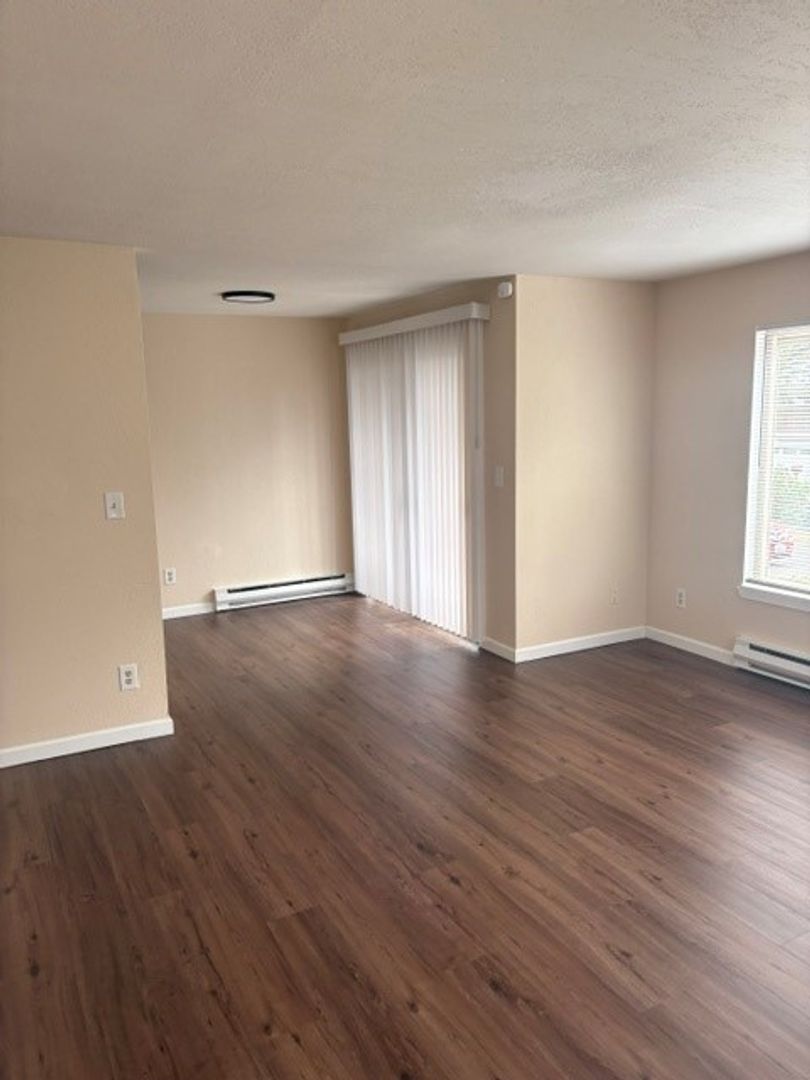 Burien Apartment: 222 SW 154th Street