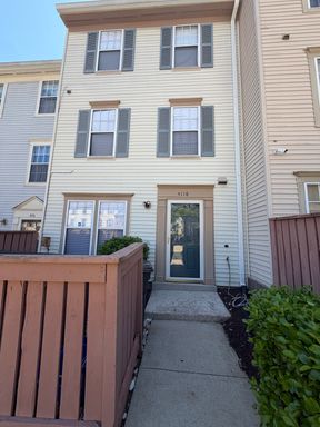 3 LEVEL TOWNHOUSE WITH 3BEDROOMS AND 2 FULL BATHS – photo 1