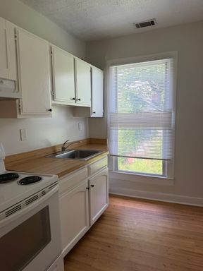 Top floor unit available in City of College Park, walking distance to University of MD – photo 1