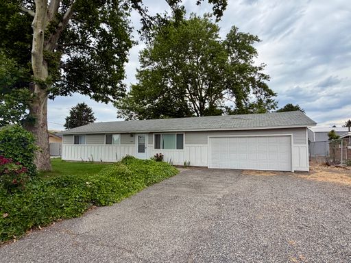 One Level Living w/ Spacious Private Backyard – photo 1