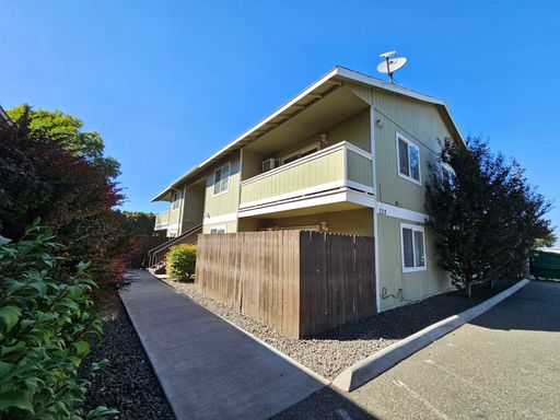 Newly Remodeled Upstairs Apartment in Central Kennewick – photo 1