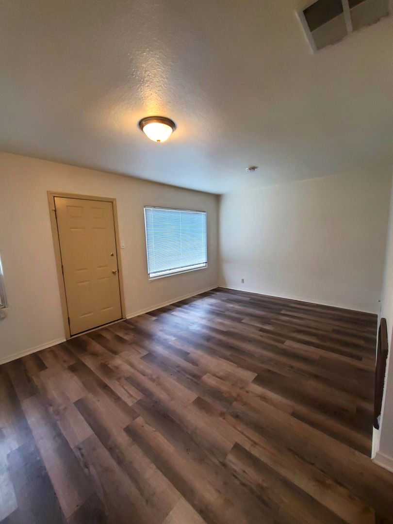 Kennewick Apartment: 3910 W Kennewick Ave.