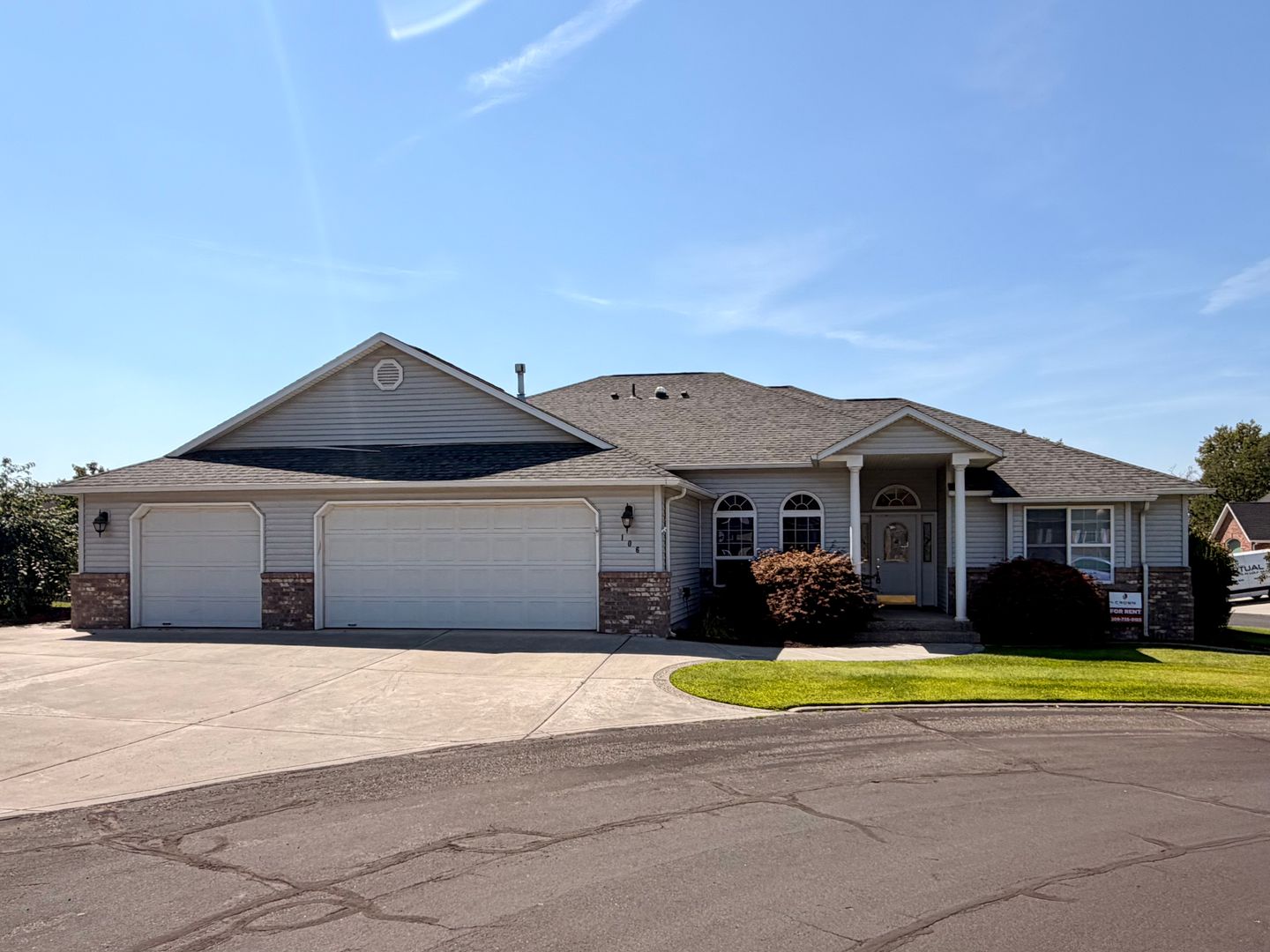 Pasco House: 106 Prestwick Ln
