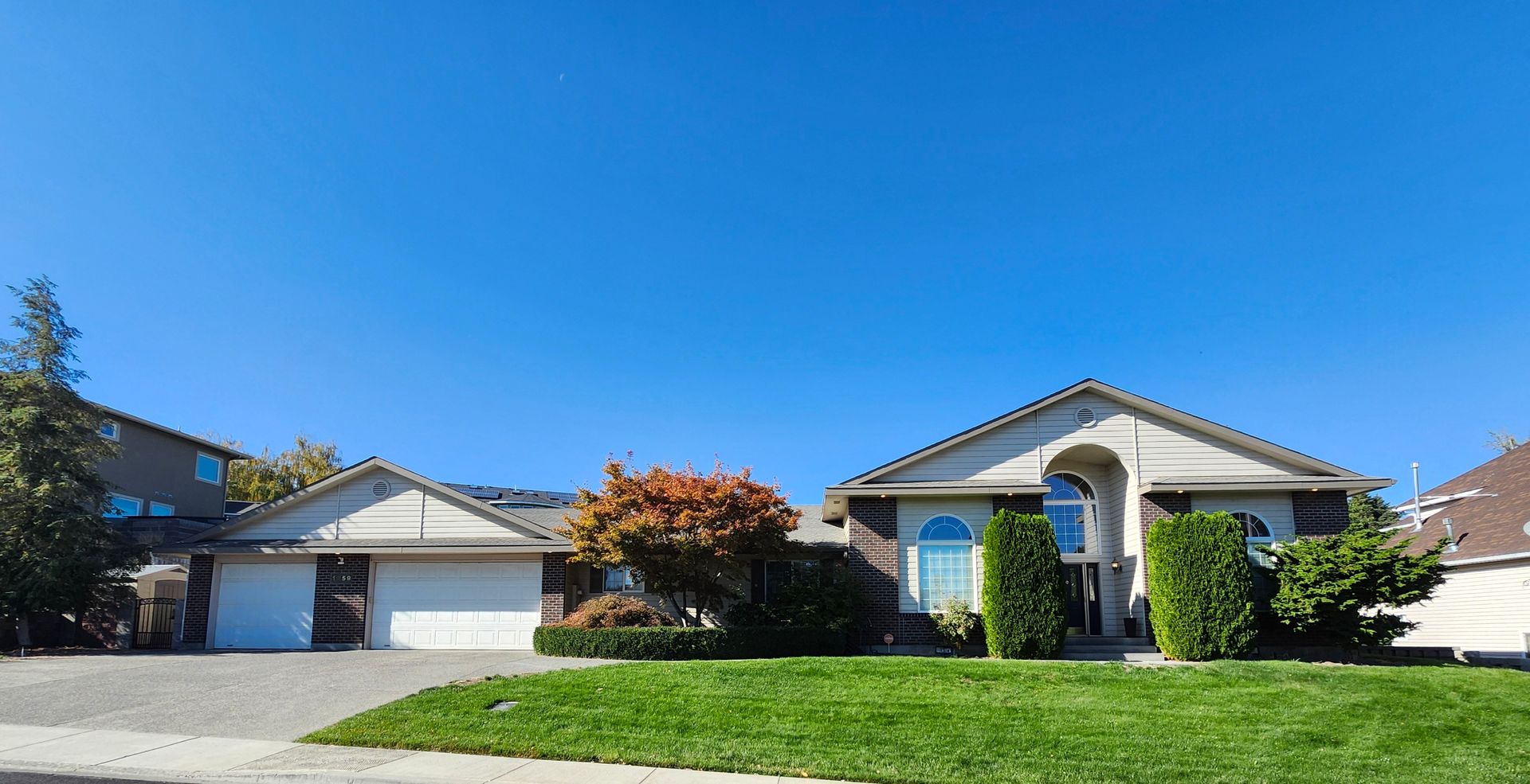 Richland House: 1259 Llandwood Ave