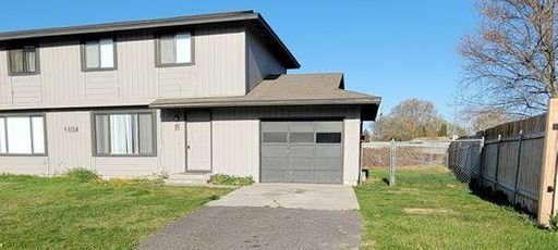 3 bedroom 1.5 Bath with large low maintenance backyard – photo 1