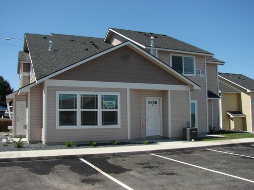 1020 S Olympia Pl Unit C- Fresh paint and New carpets! – photo 1