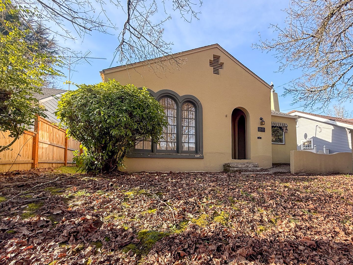 Salem House: 1945 High St SE