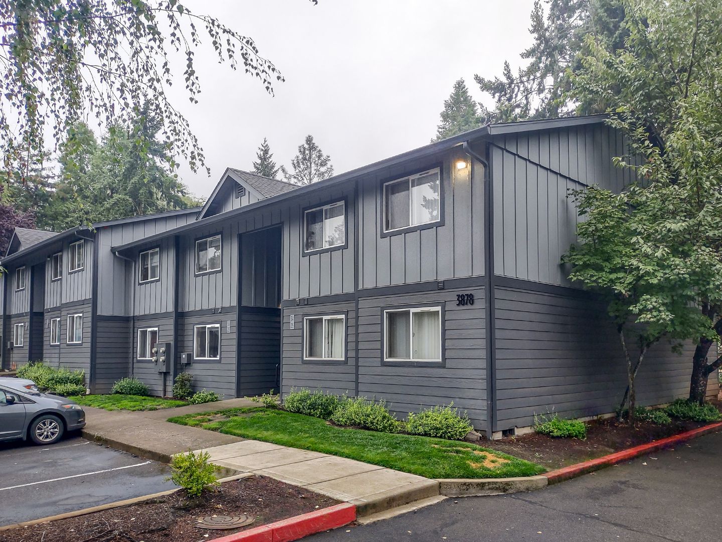 Salem Apartment: 3872-3886 Liberty Rd S