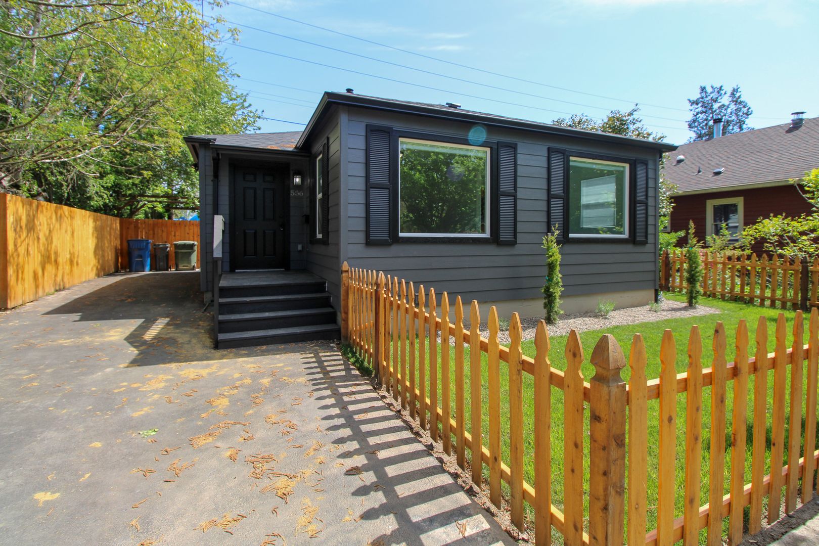 Salem House: 556 Statesman St NE