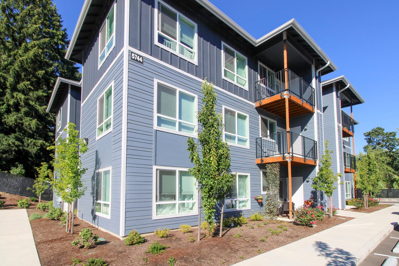 Keizer Apartment: 5724 - 5764 River Rd N