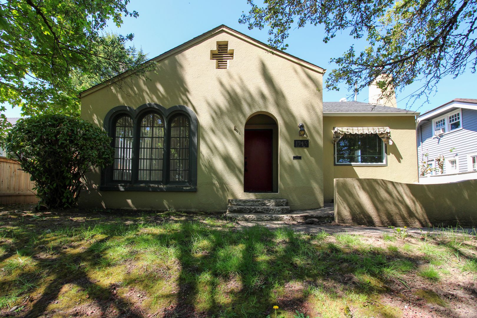 Salem House: 1945 High St SE