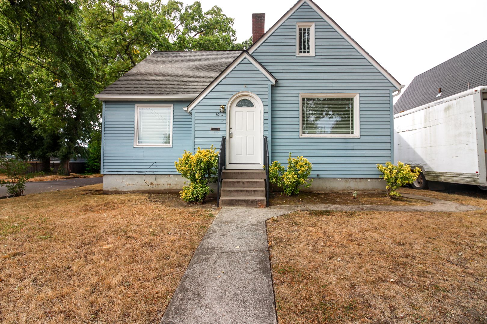 Salem House: 495 21st St SE