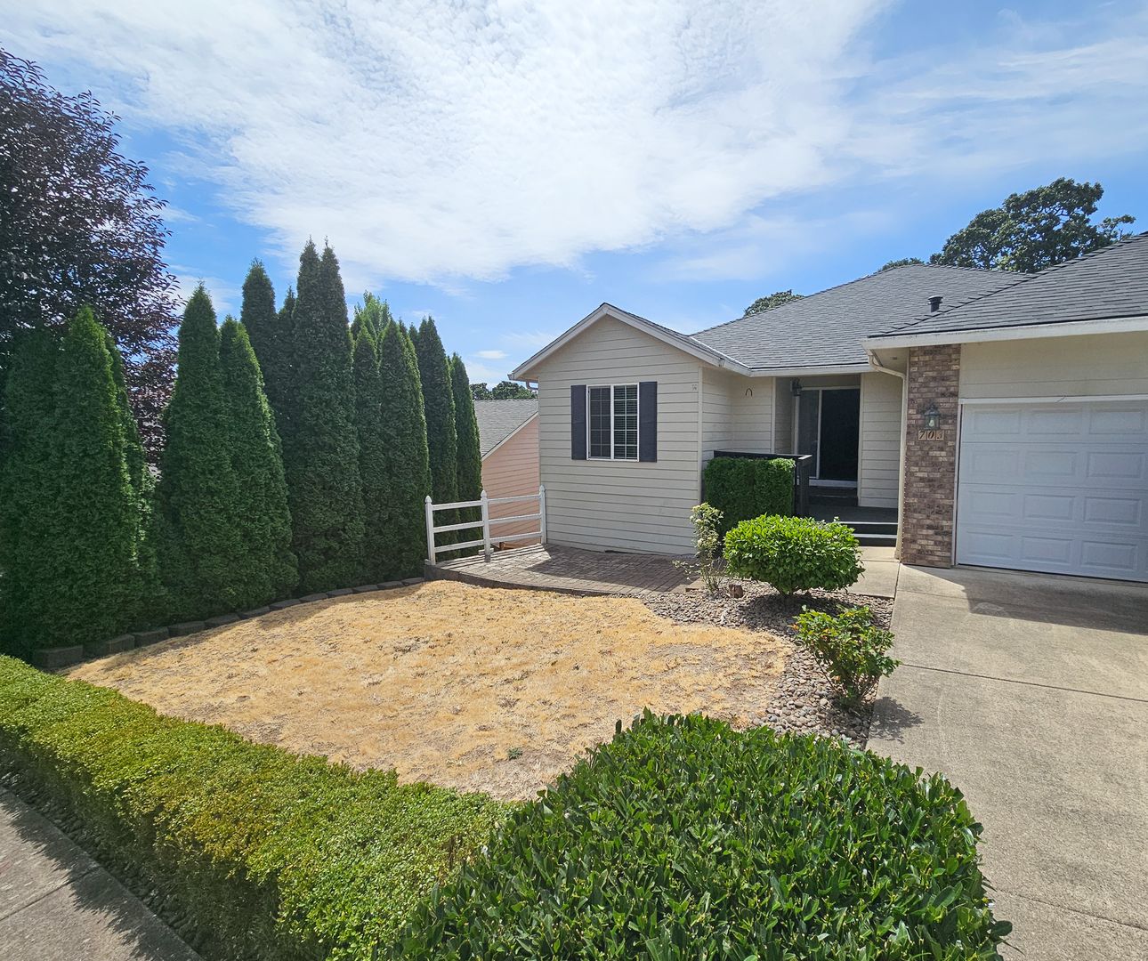 Salem House: 703 Sitka Deer Ct NW