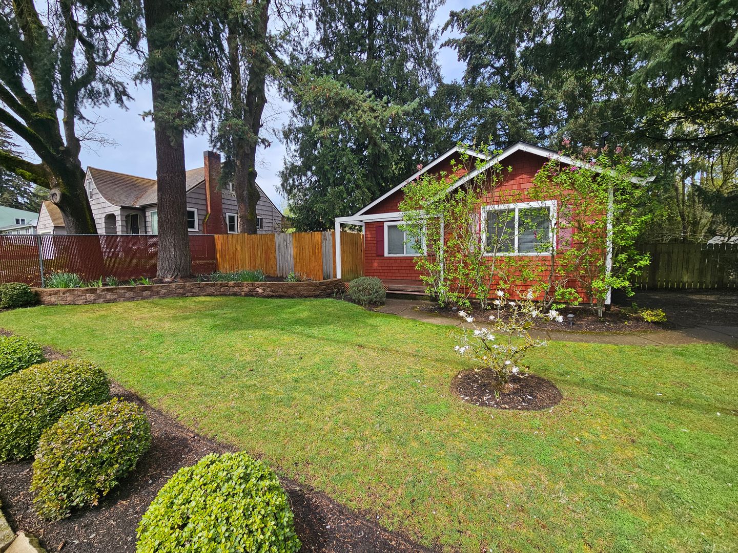 Salem House: 475 Madrona Ave S