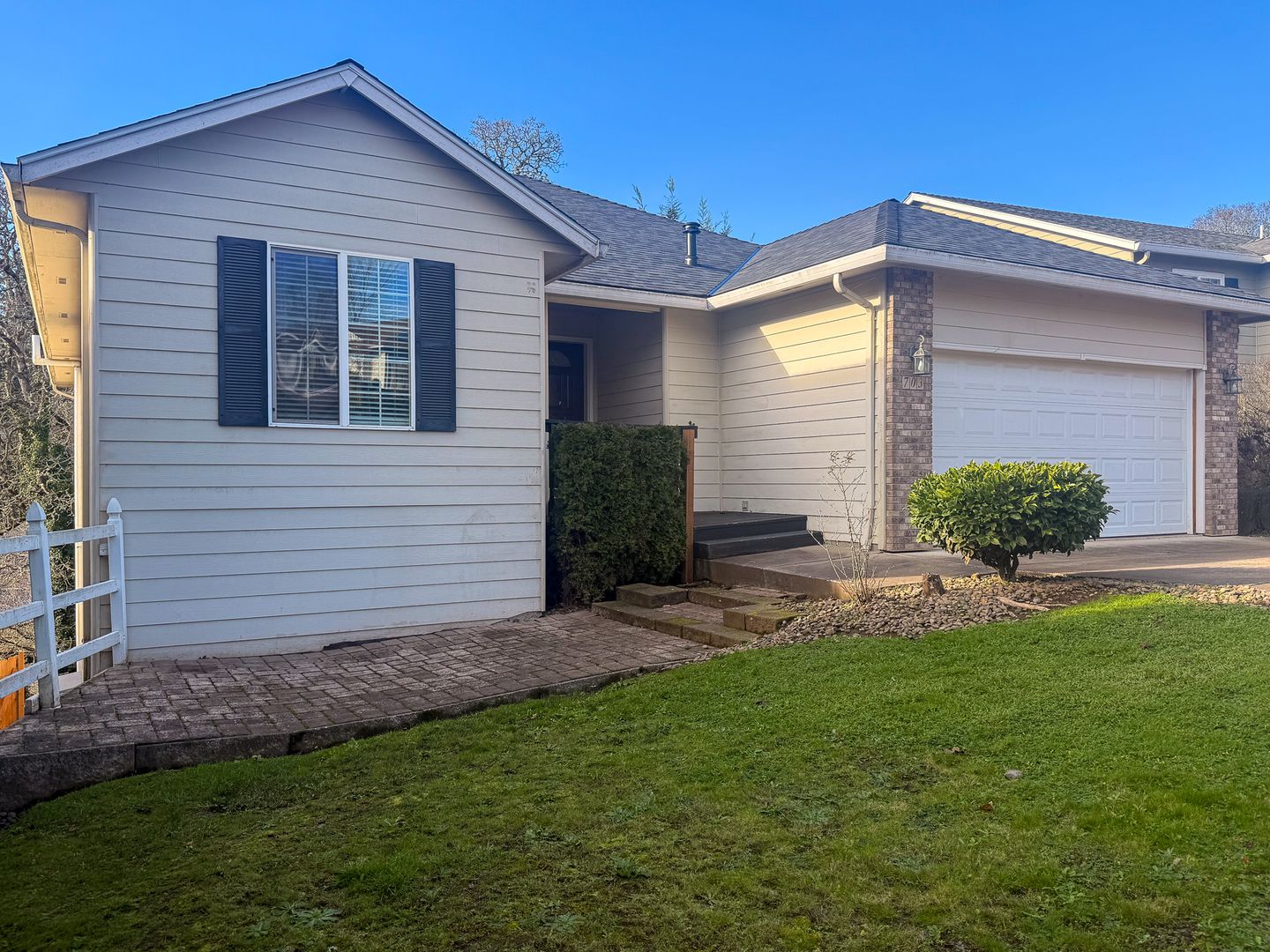 Salem House: 703 Sitka Deer Ct NW