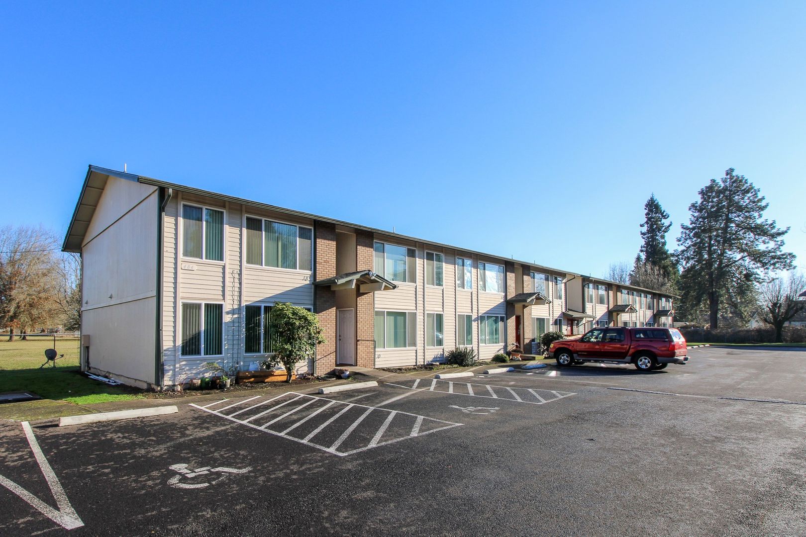 Salem Apartment: 470-488 24th St NE