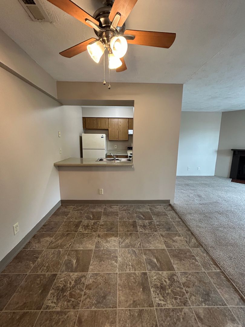 Omaha Apartment: 10919 Cottonwood Lane