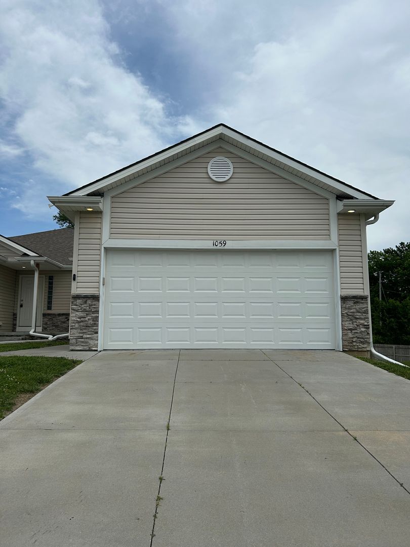 Omaha House: 1059 N 170th Avenue