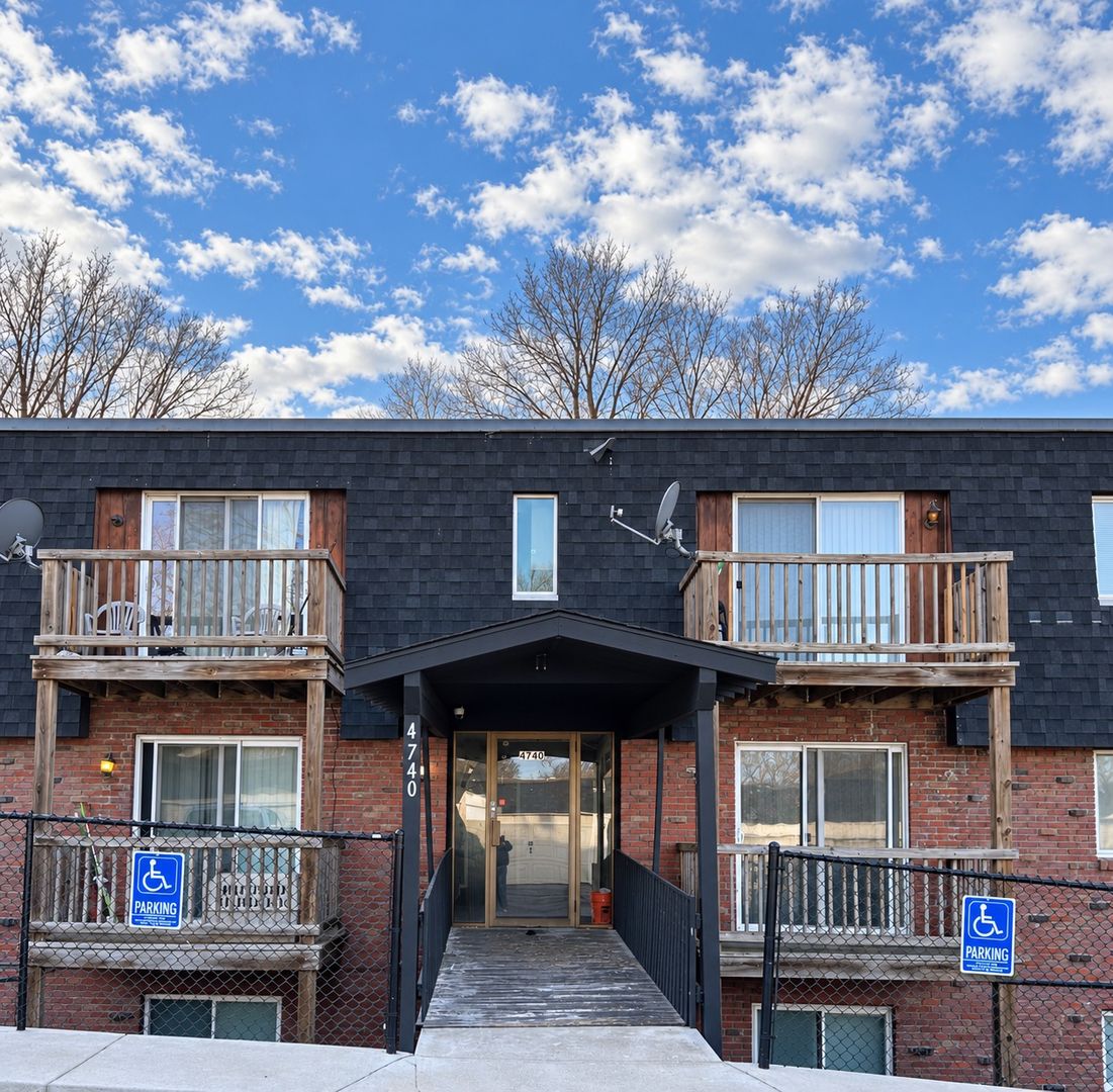 Omaha Apartment: 4730 N. 61st St.