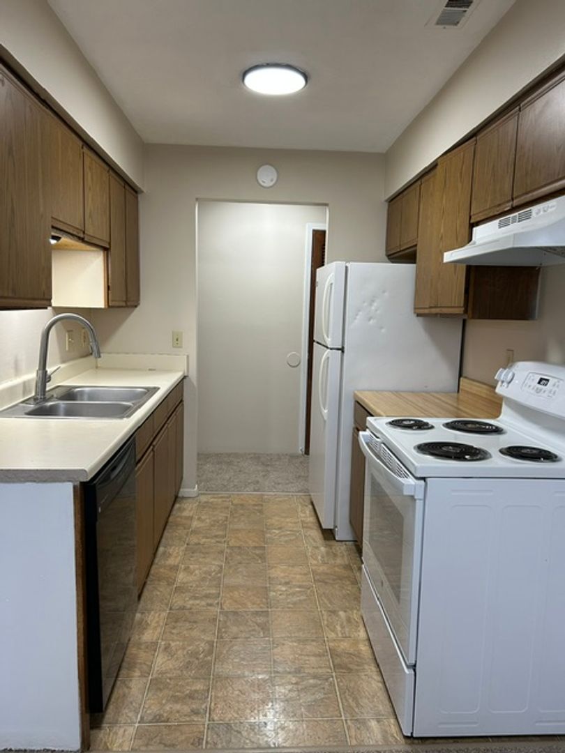 Omaha Apartment: 10919 Cottonwood Lane