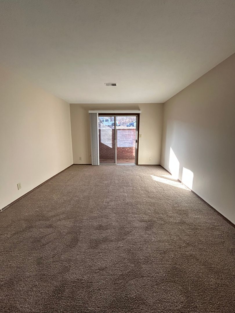 Omaha Apartment: 915 N. 48th Ave.