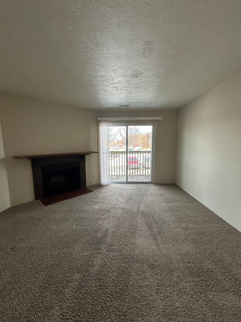 Omaha Apartment: 10919 Cottonwood Lane