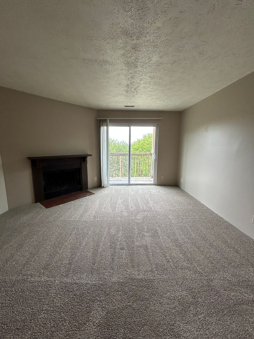 Omaha Apartment: 10919 Cottonwood Lane
