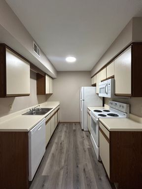 SPECIAL: FIRST FULL MONTH FREE-Adorable 1-Bedroom 1-Bathroom apartment located in Bellevue – photo 1