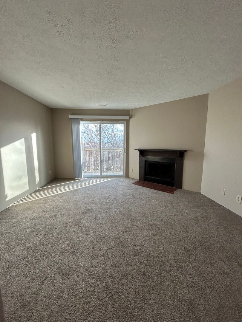 Omaha Apartment: 10919 Cottonwood Lane
