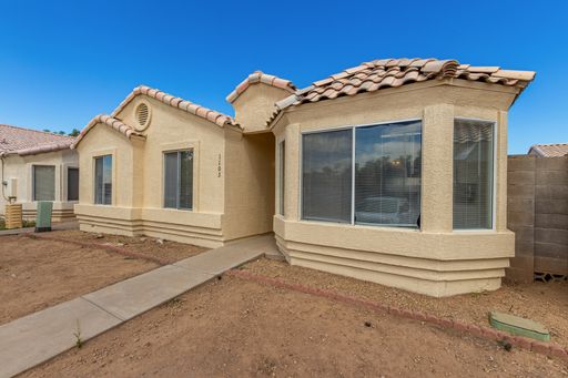 HOUSE - Charming Updated House - 3 Bedroom 2 Bath in Great Location – photo 1