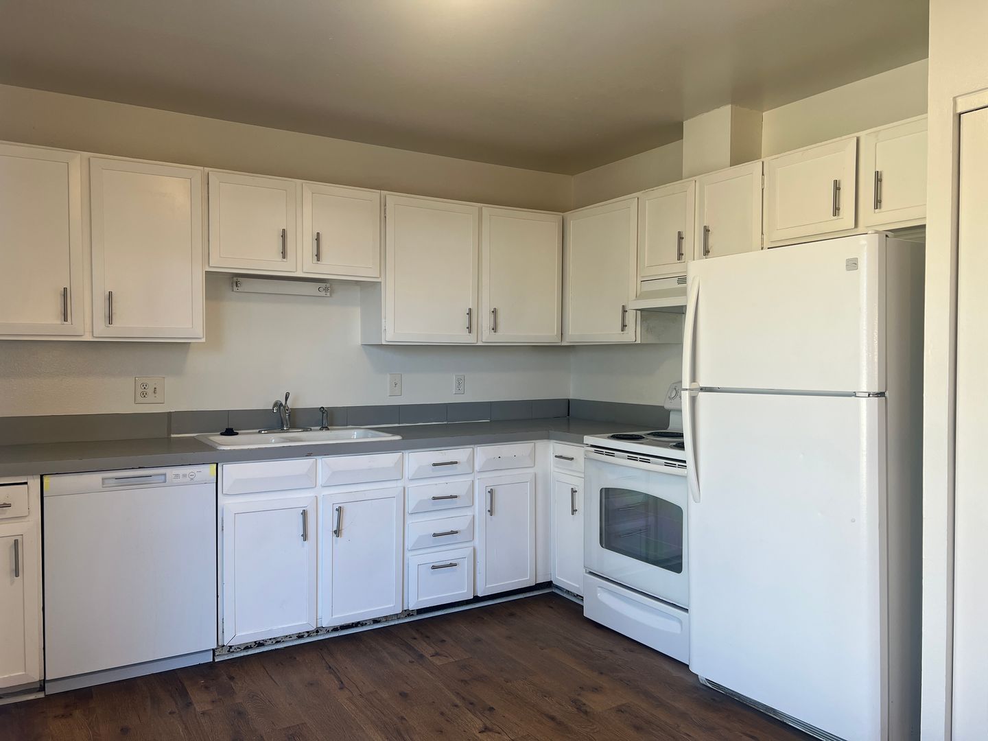 Aurora Apartment: 27 Lansing Street