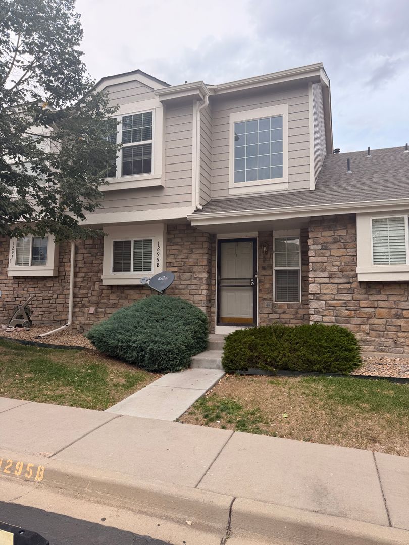 Aurora Townhome: 1295 S. Zeno Cir. #B