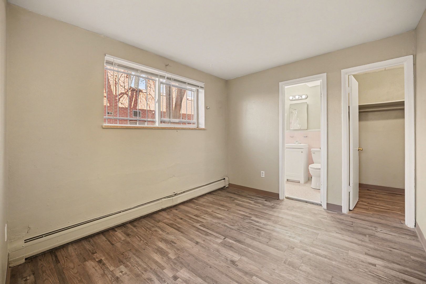 Aurora Apartment: 1951 Clinton Street