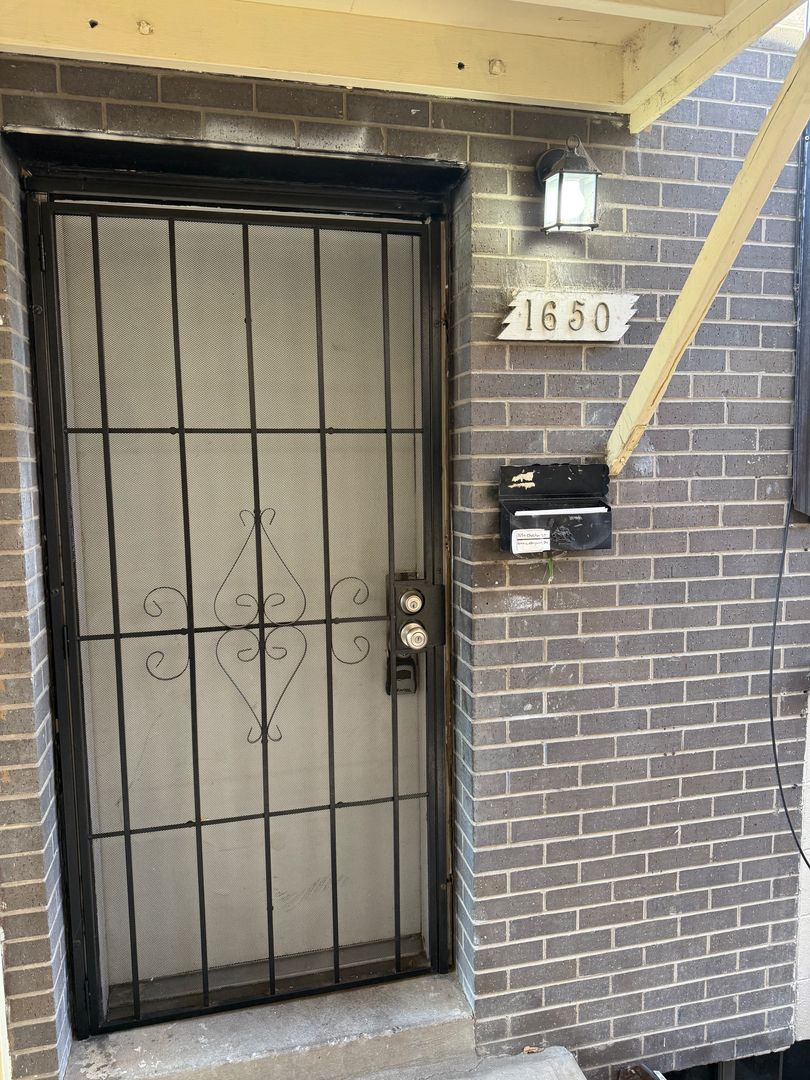 Aurora Condo: 1650 Chester Street